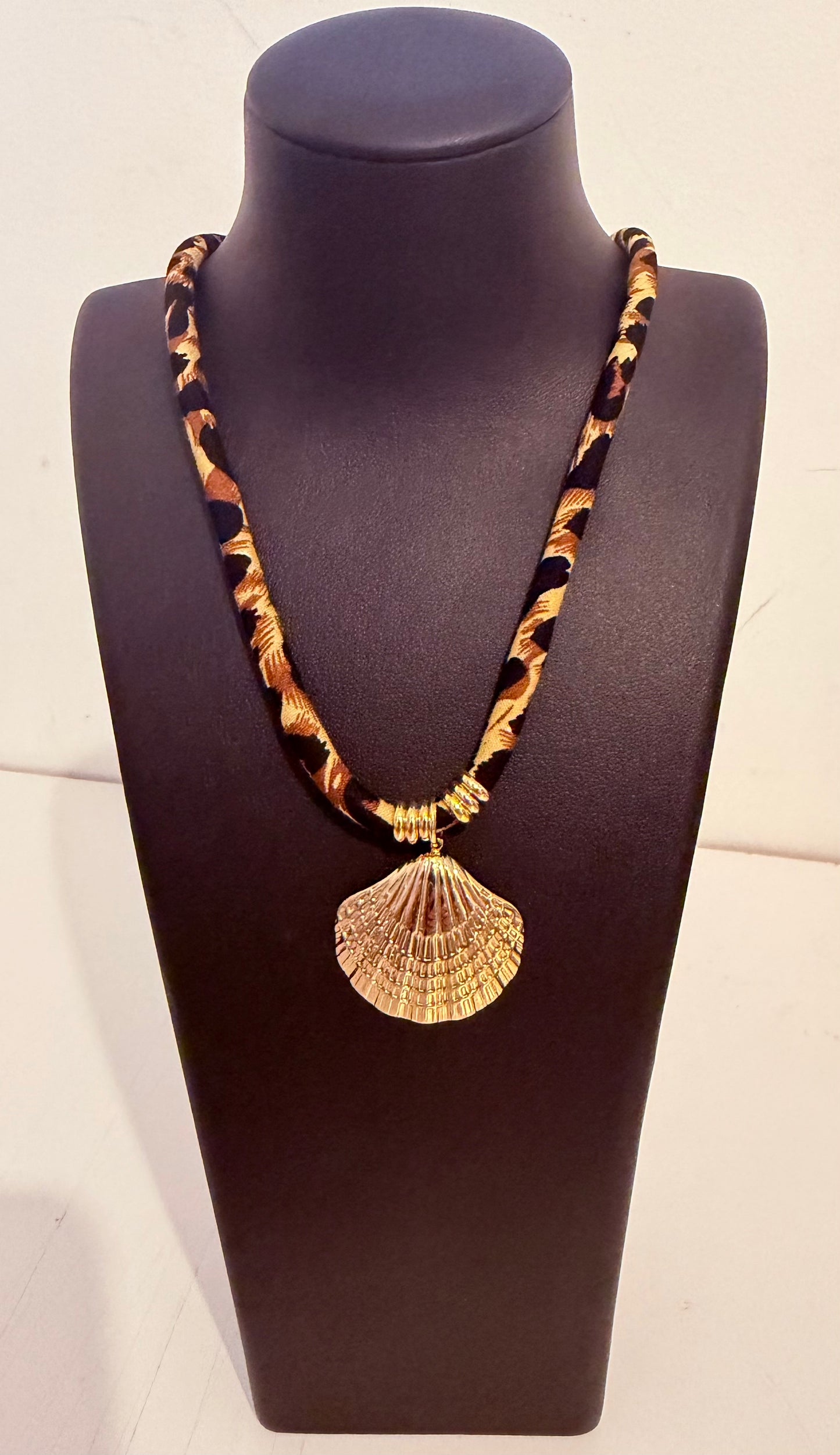 Collier cordon léopard doré